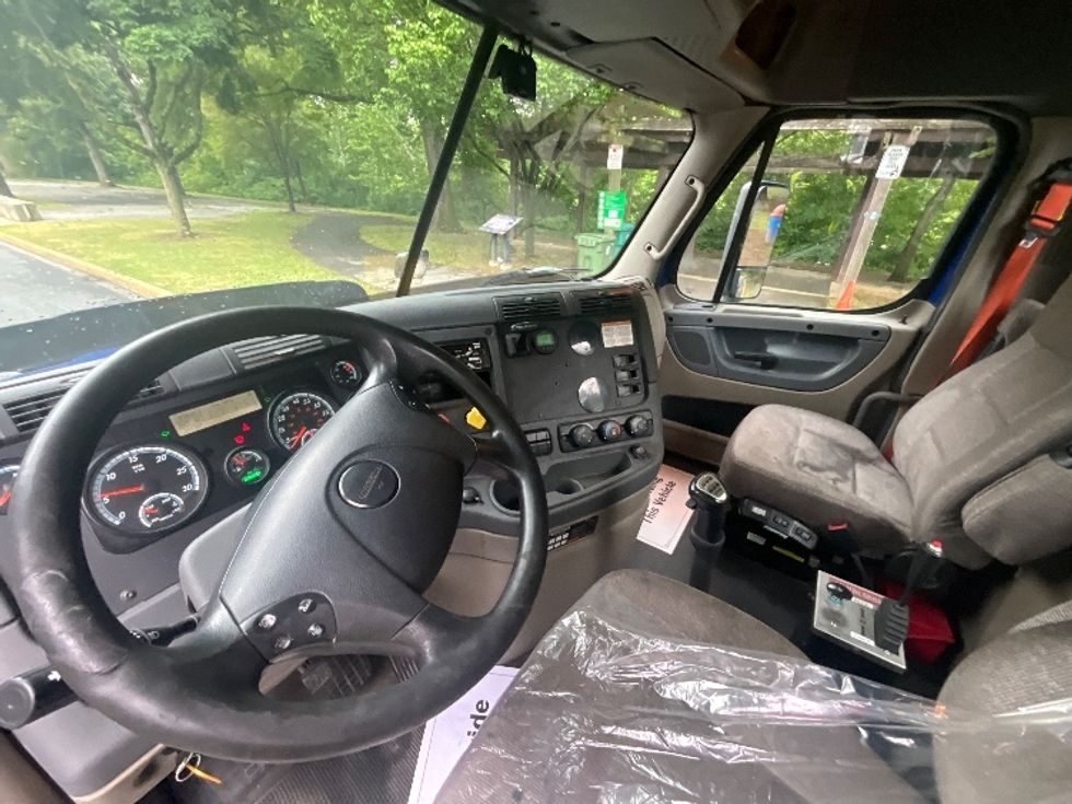 Day Cab Tractor-Heavy Duty Tractors-Freightliner-2019-Cascadia 12564ST-Reading-PA-242,367\n\t\tmiles-$ 41,250 - Image 10