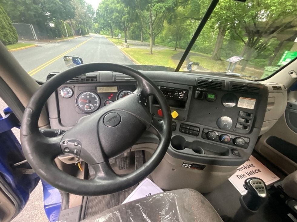 Day Cab Tractor-Heavy Duty Tractors-Freightliner-2019-Cascadia 12564ST-Reading-PA-242,367\n\t\tmiles-$ 41,250 - Image 11