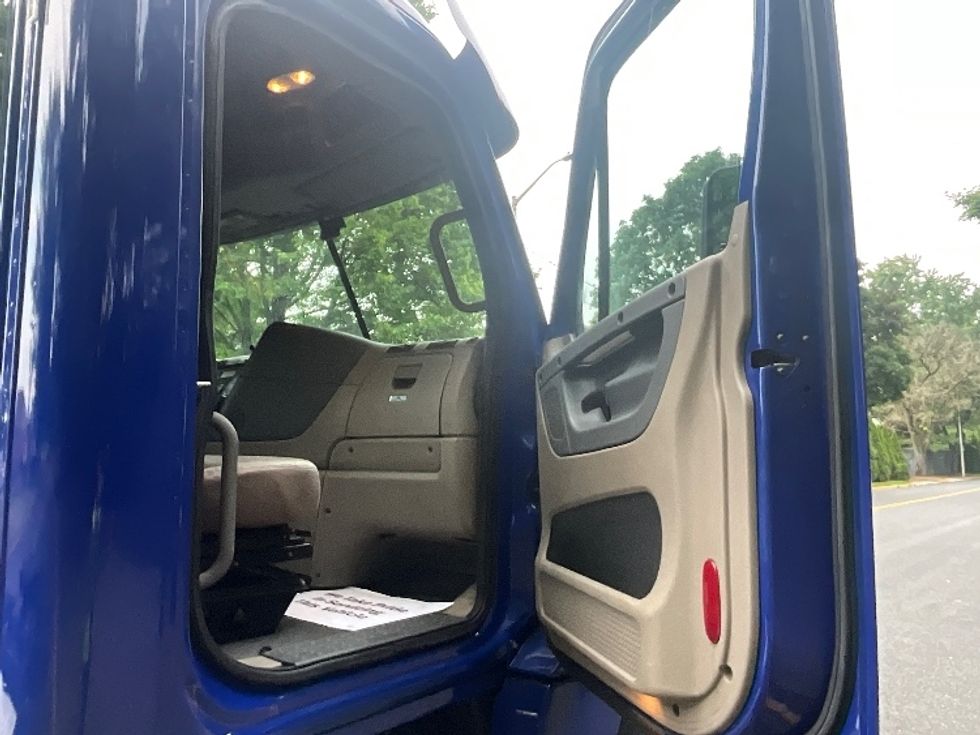 Day Cab Tractor-Heavy Duty Tractors-Freightliner-2019-Cascadia 12564ST-Reading-PA-242,367\n\t\tmiles-$ 41,250 - Image 12