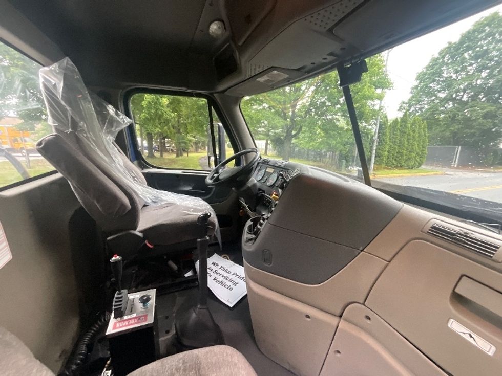 Day Cab Tractor-Heavy Duty Tractors-Freightliner-2019-Cascadia 12564ST-Reading-PA-242,367\n\t\tmiles-$ 41,250 - Image 14