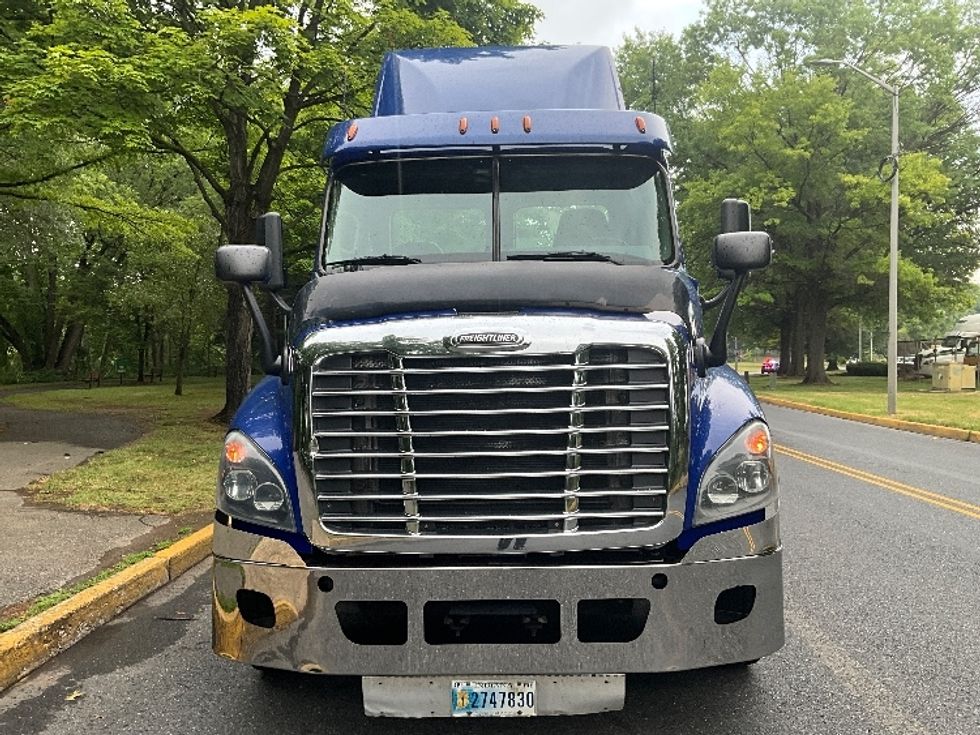 Day Cab Tractor-Heavy Duty Tractors-Freightliner-2019-Cascadia 12564ST-Reading-PA-242,367\n\t\tmiles-$ 41,250 - Image 2