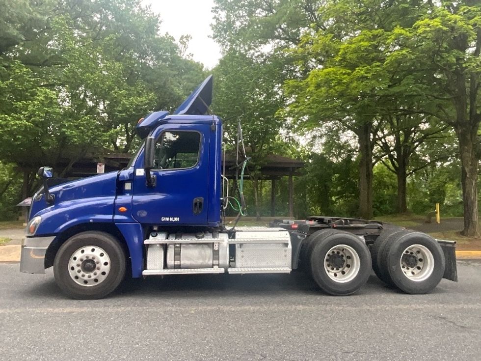 Day Cab Tractor-Heavy Duty Tractors-Freightliner-2019-Cascadia 12564ST-Reading-PA-242,367\n\t\tmiles-$ 41,250 - Image 4