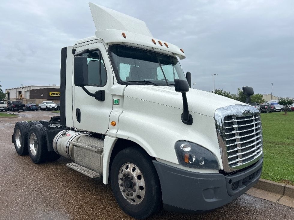 Day Cab Tractor-Heavy Duty Tractors-Freightliner-2019-Cascadia 12564ST-Richland-MS-370,315\n\t\tmiles-$ 39,000 - Image 1