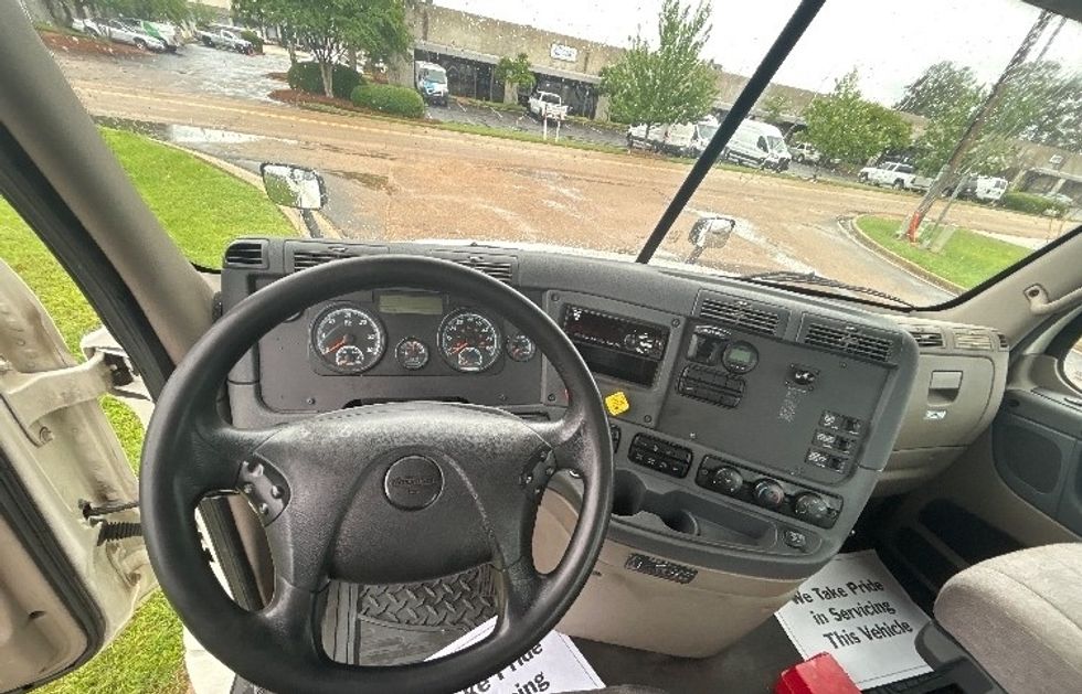 Day Cab Tractor-Heavy Duty Tractors-Freightliner-2019-Cascadia 12564ST-Richland-MS-370,315\n\t\tmiles-$ 39,000 - Image 11