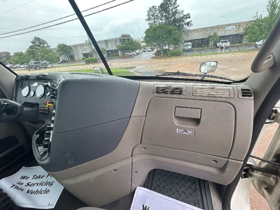 Day Cab Tractor-Heavy Duty Tractors-Freightliner-2019-Cascadia 12564ST-Richland-MS-370,315\n\t\tmiles-$ 39,000 - Image 13