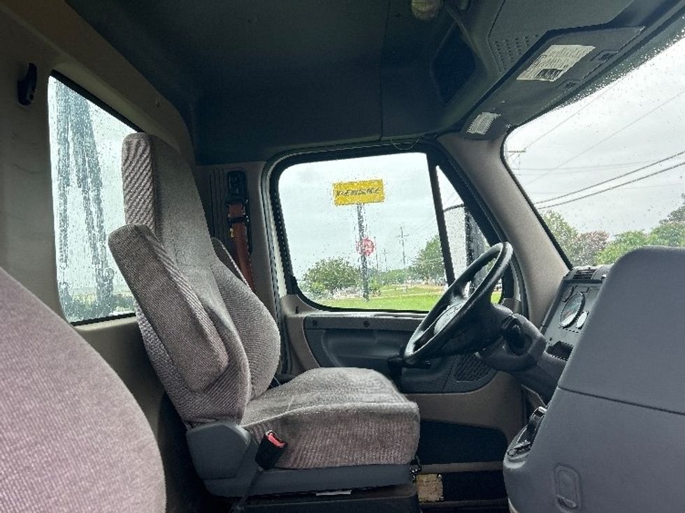 Day Cab Tractor-Heavy Duty Tractors-Freightliner-2019-Cascadia 12564ST-Richland-MS-370,315\n\t\tmiles-$ 39,000 - Image 14
