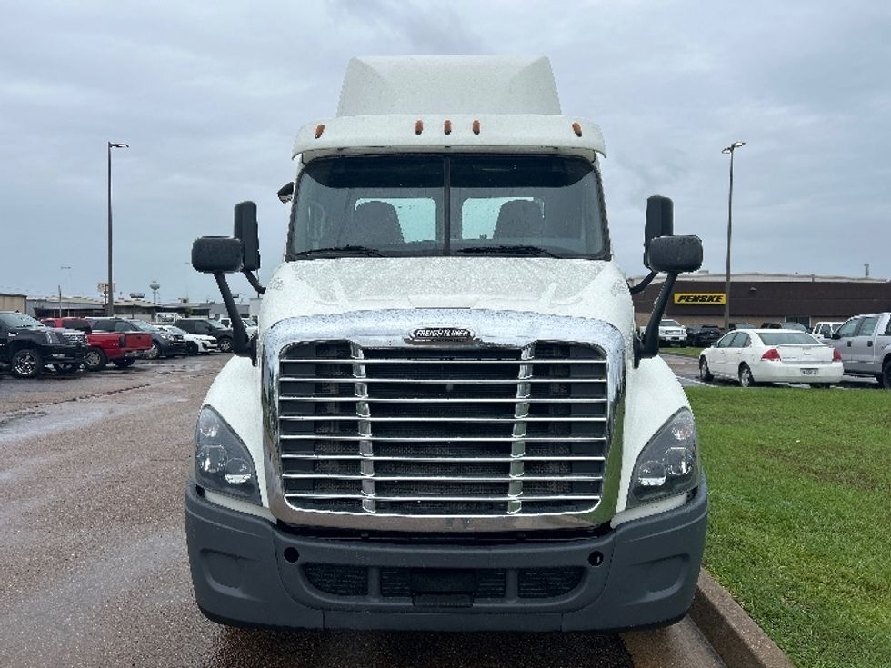 Day Cab Tractor-Heavy Duty Tractors-Freightliner-2019-Cascadia 12564ST-Richland-MS-370,315\n\t\tmiles-$ 39,000 - Image 2