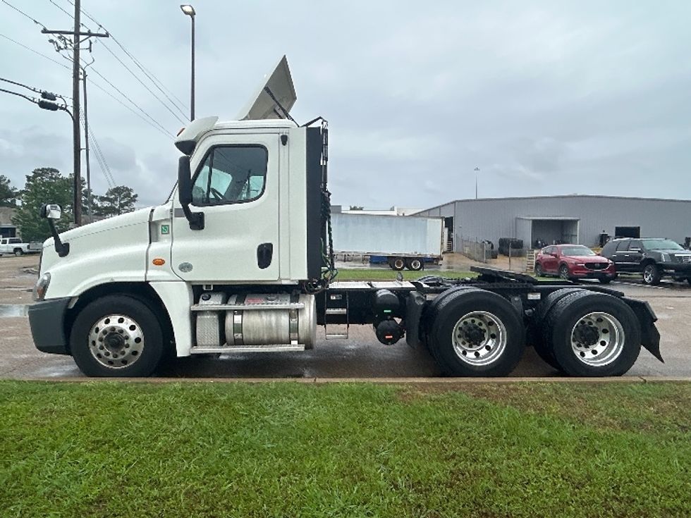 Day Cab Tractor-Heavy Duty Tractors-Freightliner-2019-Cascadia 12564ST-Richland-MS-370,315\n\t\tmiles-$ 39,000 - Image 4