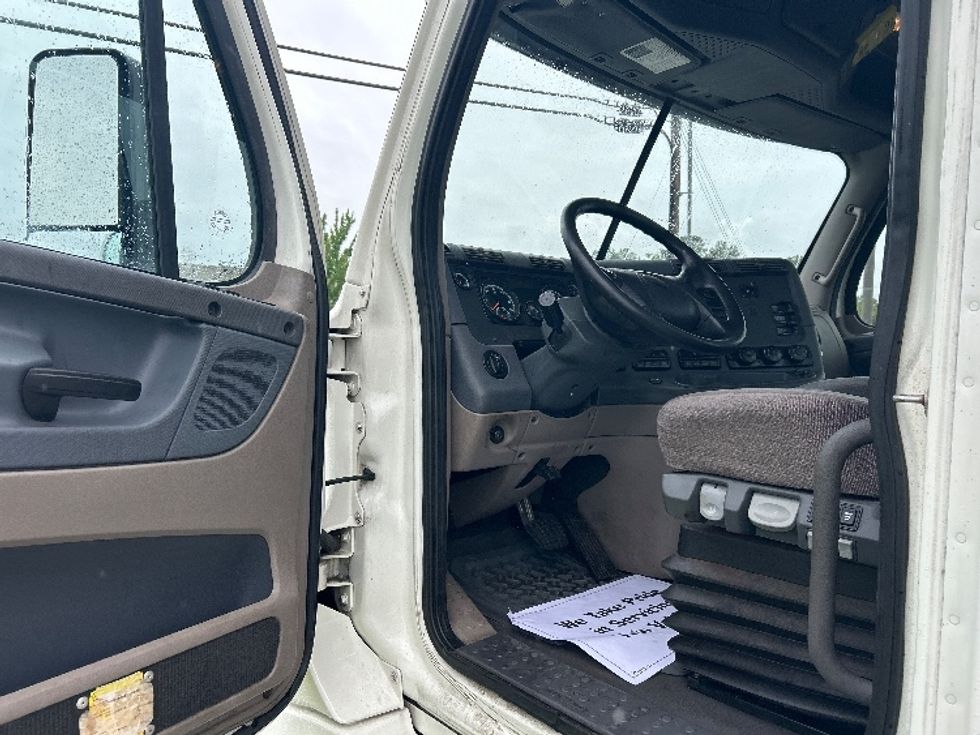 Day Cab Tractor-Heavy Duty Tractors-Freightliner-2019-Cascadia 12564ST-Richland-MS-370,315\n\t\tmiles-$ 39,000 - Image 9