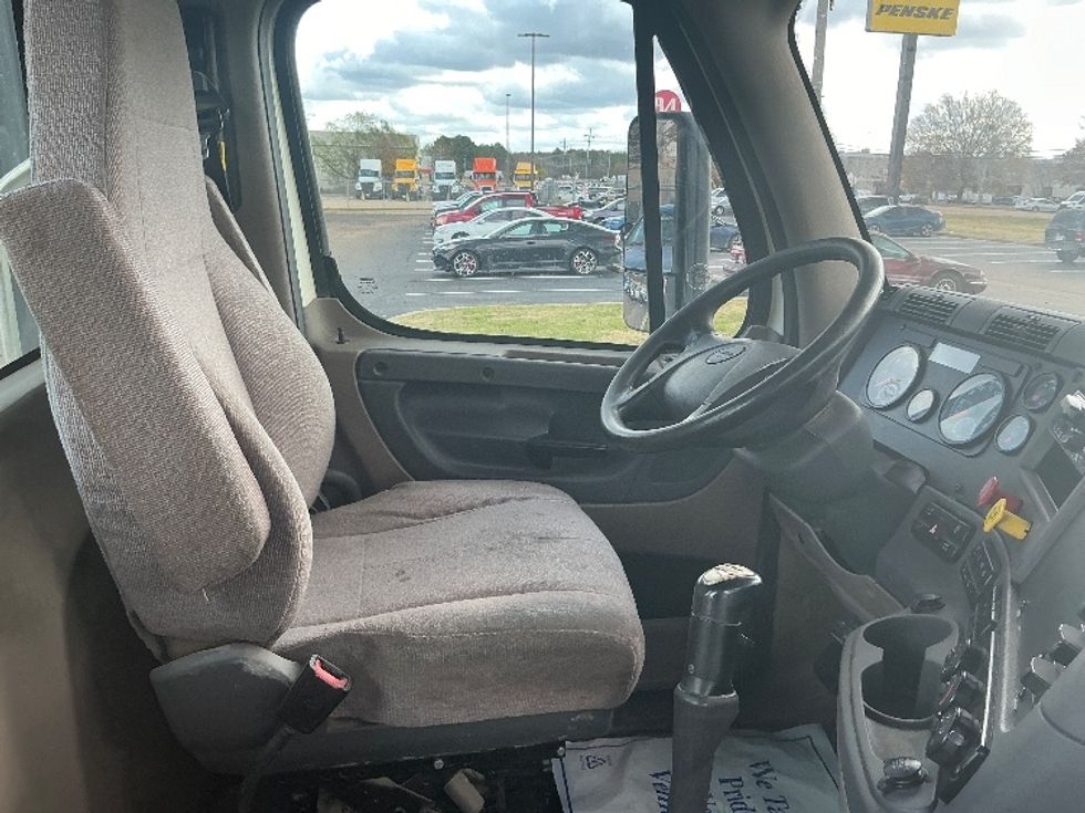 Day Cab Tractor-Heavy Duty Tractors-Freightliner-2019-Cascadia 12564ST-Richland-MS-370,424\n\t\tmiles-$ 49,250 - Image 14