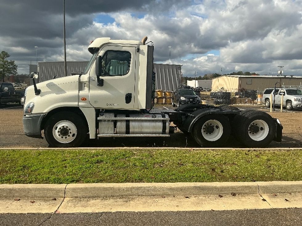 Day Cab Tractor-Heavy Duty Tractors-Freightliner-2019-Cascadia 12564ST-Richland-MS-370,424\n\t\tmiles-$ 49,250 - Image 4