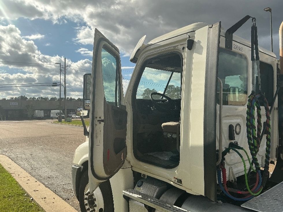 Day Cab Tractor-Heavy Duty Tractors-Freightliner-2019-Cascadia 12564ST-Richland-MS-370,424\n\t\tmiles-$ 49,250 - Image 9