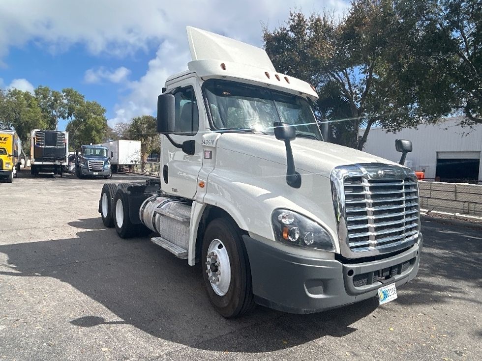 Day Cab Tractor-Heavy Duty Tractors-Freightliner-2019-Cascadia 12564ST-Riviera Beach-FL-488,737\n\t\tmiles-$ 34,000 - Image 1