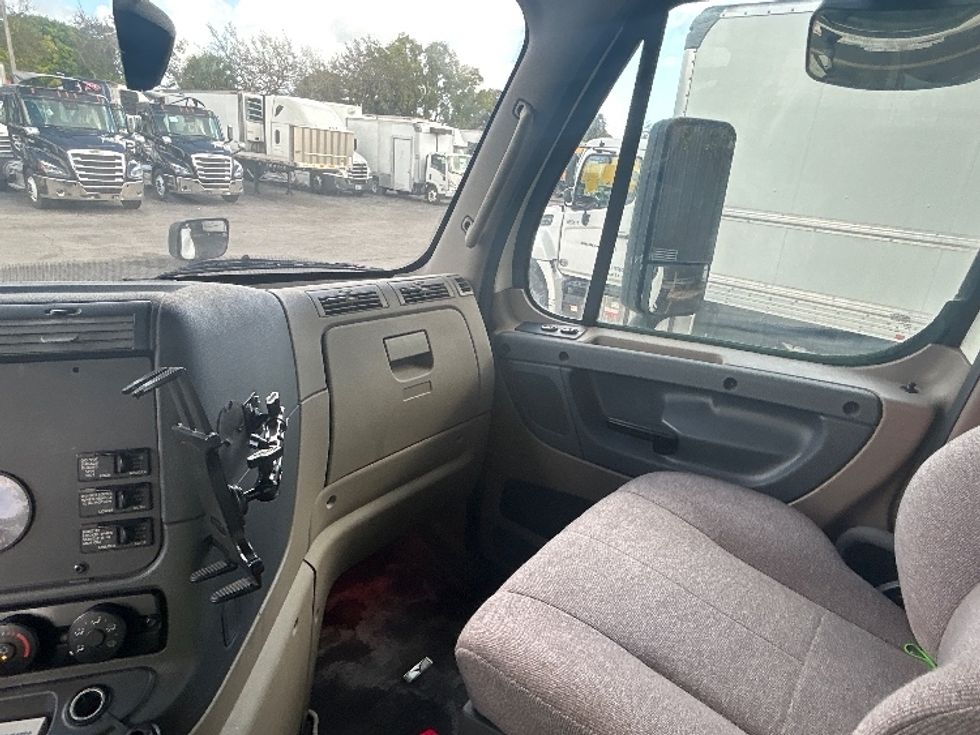 Day Cab Tractor-Heavy Duty Tractors-Freightliner-2019-Cascadia 12564ST-Riviera Beach-FL-488,737\n\t\tmiles-$ 34,000 - Image 13