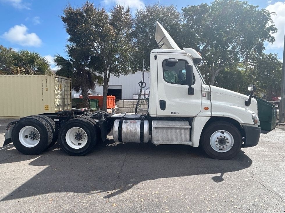 Day Cab Tractor-Heavy Duty Tractors-Freightliner-2019-Cascadia 12564ST-Riviera Beach-FL-488,737\n\t\tmiles-$ 34,000 - Image 8