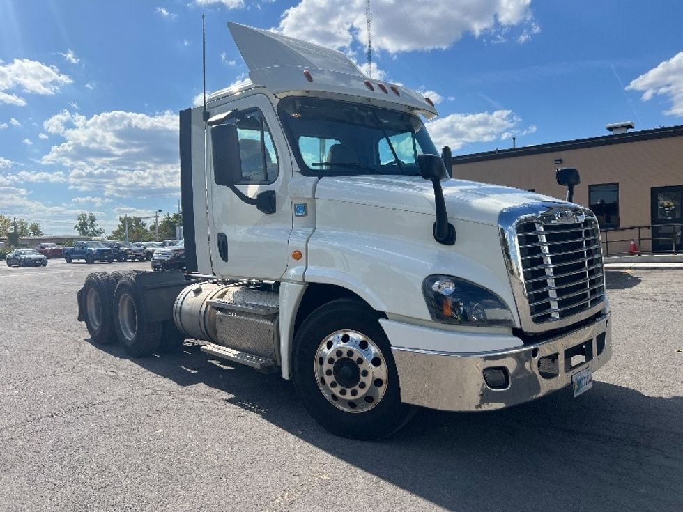 Day Cab Tractor-Heavy Duty Tractors-Freightliner-2019-Cascadia 12564ST-Rochester-NY-550,813\n\t\tmiles-$ 24,250 - Image 1