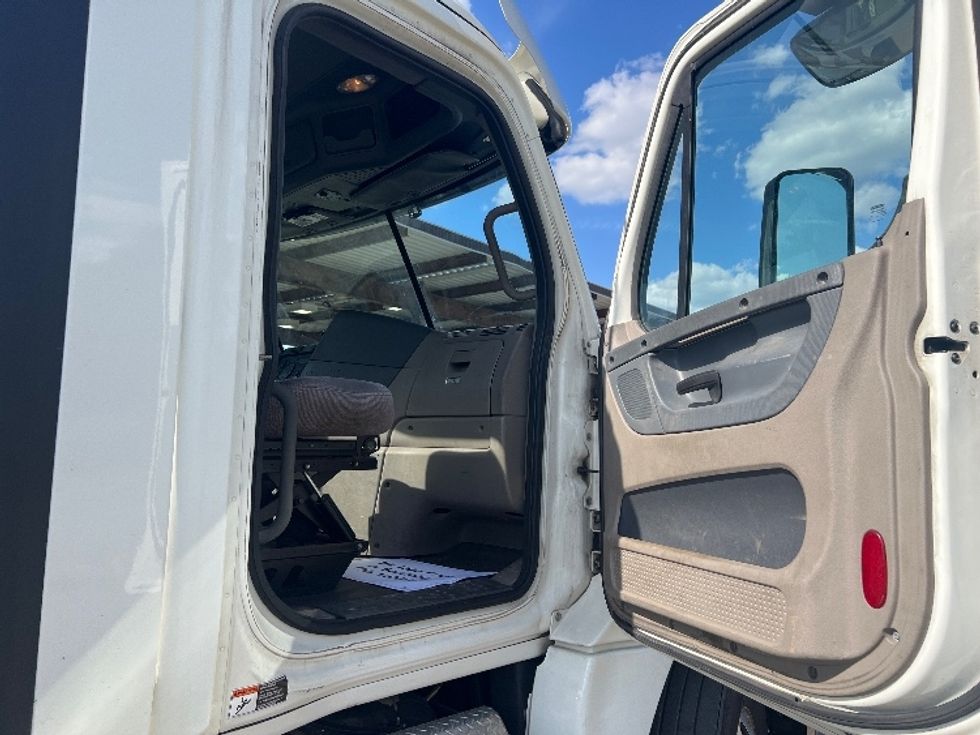Day Cab Tractor-Heavy Duty Tractors-Freightliner-2019-Cascadia 12564ST-Rochester-NY-550,813\n\t\tmiles-$ 24,250 - Image 12
