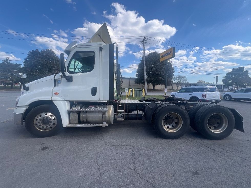 Day Cab Tractor-Heavy Duty Tractors-Freightliner-2019-Cascadia 12564ST-Rochester-NY-550,813\n\t\tmiles-$ 24,250 - Image 4