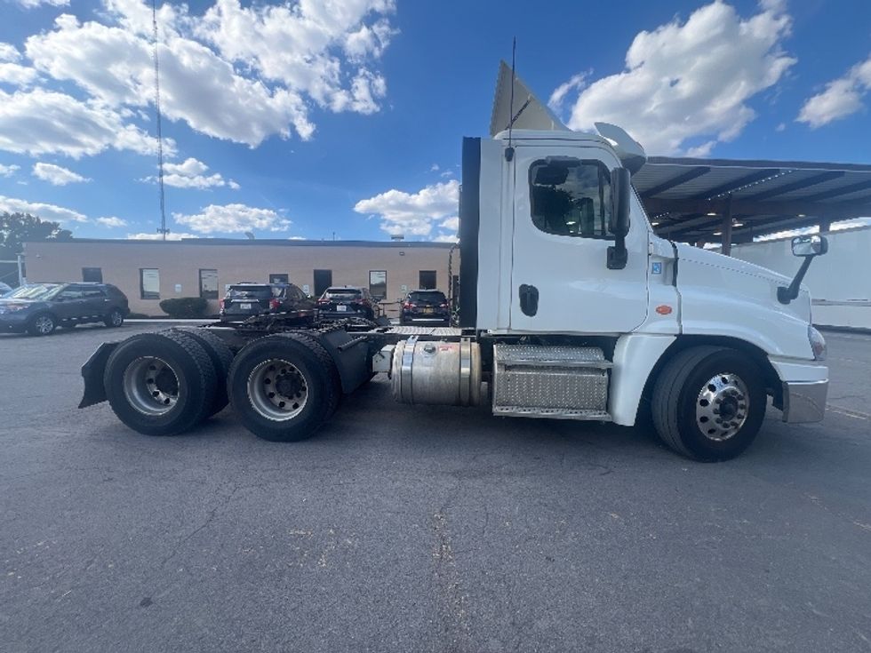 Day Cab Tractor-Heavy Duty Tractors-Freightliner-2019-Cascadia 12564ST-Rochester-NY-550,813\n\t\tmiles-$ 24,250 - Image 8