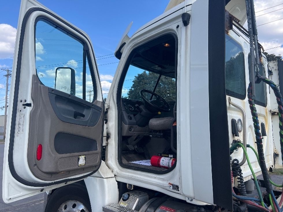 Day Cab Tractor-Heavy Duty Tractors-Freightliner-2019-Cascadia 12564ST-Rochester-NY-550,813\n\t\tmiles-$ 24,250 - Image 9