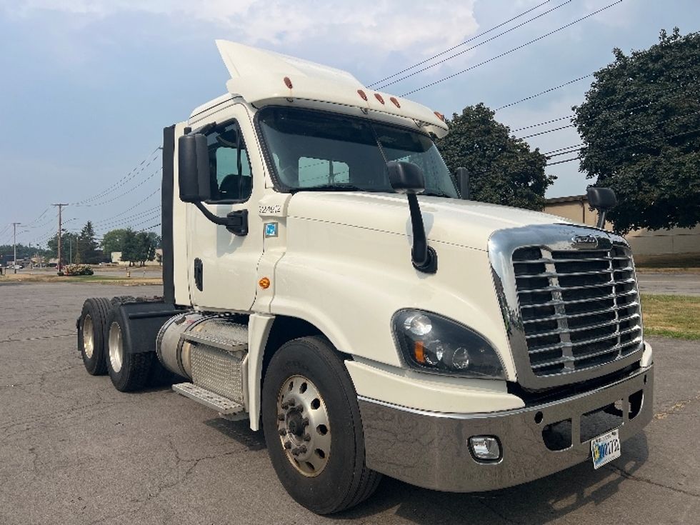 Day Cab Tractor-Heavy Duty Tractors-Freightliner-2019-Cascadia 12564ST-Rochester-NY-570,075\n\t\tmiles-$ 24,250 - Image 1