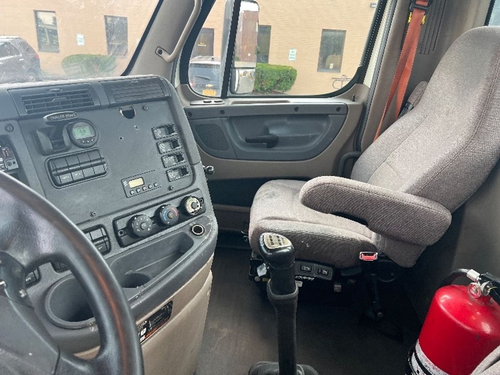 Day Cab Tractor-Heavy Duty Tractors-Freightliner-2019-Cascadia 12564ST-Rochester-NY-570,075\n\t\tmiles-$ 24,250 - Image 10