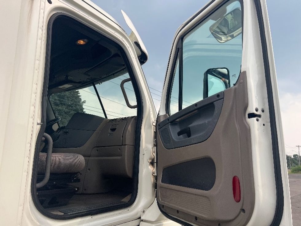 Day Cab Tractor-Heavy Duty Tractors-Freightliner-2019-Cascadia 12564ST-Rochester-NY-570,075\n\t\tmiles-$ 24,250 - Image 12