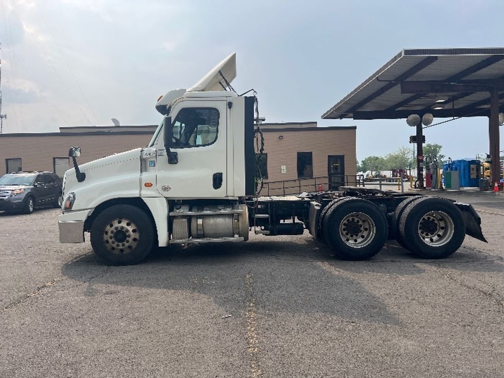 Day Cab Tractor-Heavy Duty Tractors-Freightliner-2019-Cascadia 12564ST-Rochester-NY-570,075\n\t\tmiles-$ 24,250 - Image 4