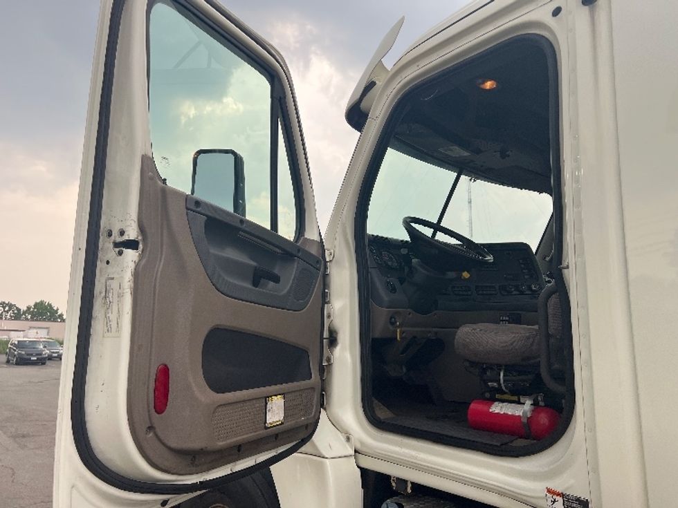 Day Cab Tractor-Heavy Duty Tractors-Freightliner-2019-Cascadia 12564ST-Rochester-NY-570,075\n\t\tmiles-$ 24,250 - Image 9