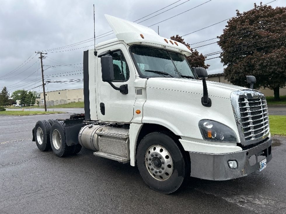 Day Cab Tractor-Heavy Duty Tractors-Freightliner-2019-Cascadia 12564ST-Rochester-NY-611,443\n\t\tmiles-$ 25,750 - Image 1