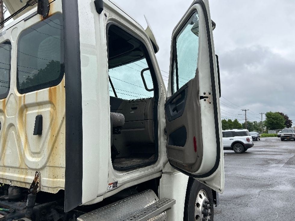 Day Cab Tractor-Heavy Duty Tractors-Freightliner-2019-Cascadia 12564ST-Rochester-NY-611,443\n\t\tmiles-$ 25,750 - Image 12