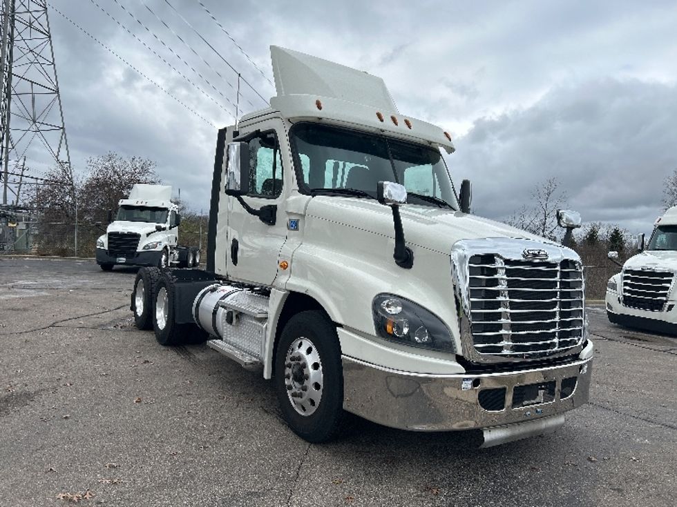 Day Cab Tractor-Heavy Duty Tractors-Freightliner-2019-Cascadia 12564ST-Romulus-MI-394,642\n\t\tmiles-$ 38,250 - Image 1