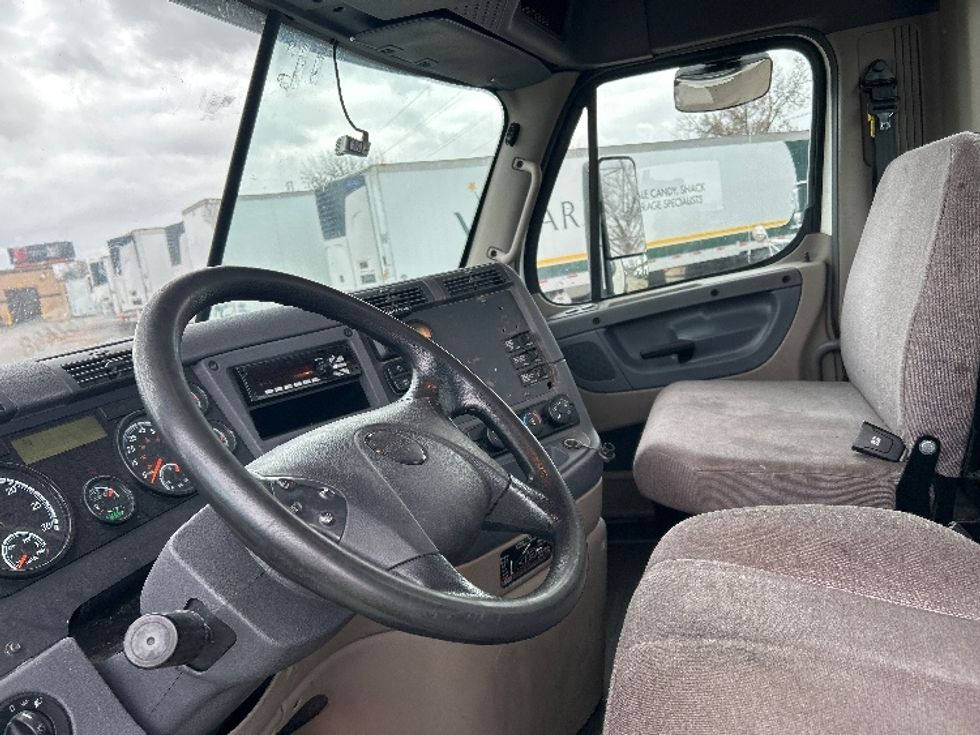 Day Cab Tractor-Heavy Duty Tractors-Freightliner-2019-Cascadia 12564ST-Romulus-MI-394,642\n\t\tmiles-$ 38,250 - Image 10