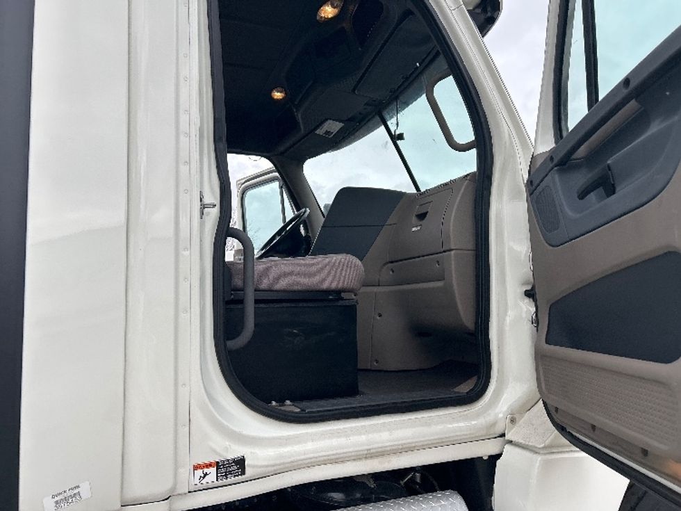 Day Cab Tractor-Heavy Duty Tractors-Freightliner-2019-Cascadia 12564ST-Romulus-MI-394,642\n\t\tmiles-$ 38,250 - Image 12