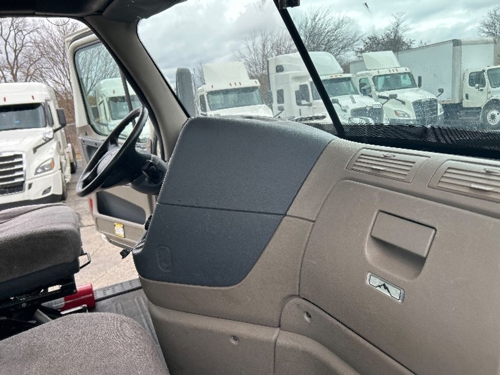 Day Cab Tractor-Heavy Duty Tractors-Freightliner-2019-Cascadia 12564ST-Romulus-MI-394,642\n\t\tmiles-$ 38,250 - Image 13