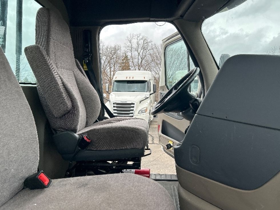 Day Cab Tractor-Heavy Duty Tractors-Freightliner-2019-Cascadia 12564ST-Romulus-MI-394,642\n\t\tmiles-$ 38,250 - Image 14