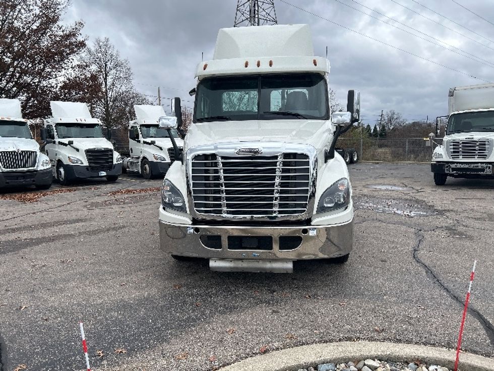 Day Cab Tractor-Heavy Duty Tractors-Freightliner-2019-Cascadia 12564ST-Romulus-MI-394,642\n\t\tmiles-$ 38,250 - Image 2