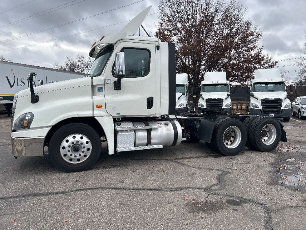 Day Cab Tractor-Heavy Duty Tractors-Freightliner-2019-Cascadia 12564ST-Romulus-MI-394,642\n\t\tmiles-$ 38,250 - Image 4