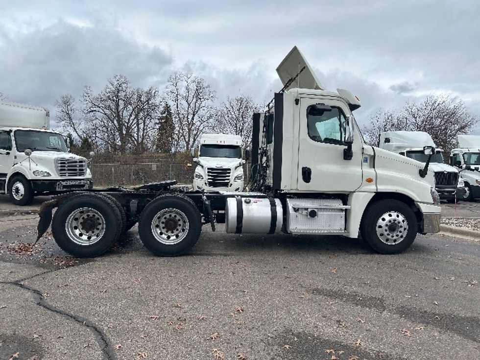 Day Cab Tractor-Heavy Duty Tractors-Freightliner-2019-Cascadia 12564ST-Romulus-MI-394,642\n\t\tmiles-$ 38,250 - Image 8