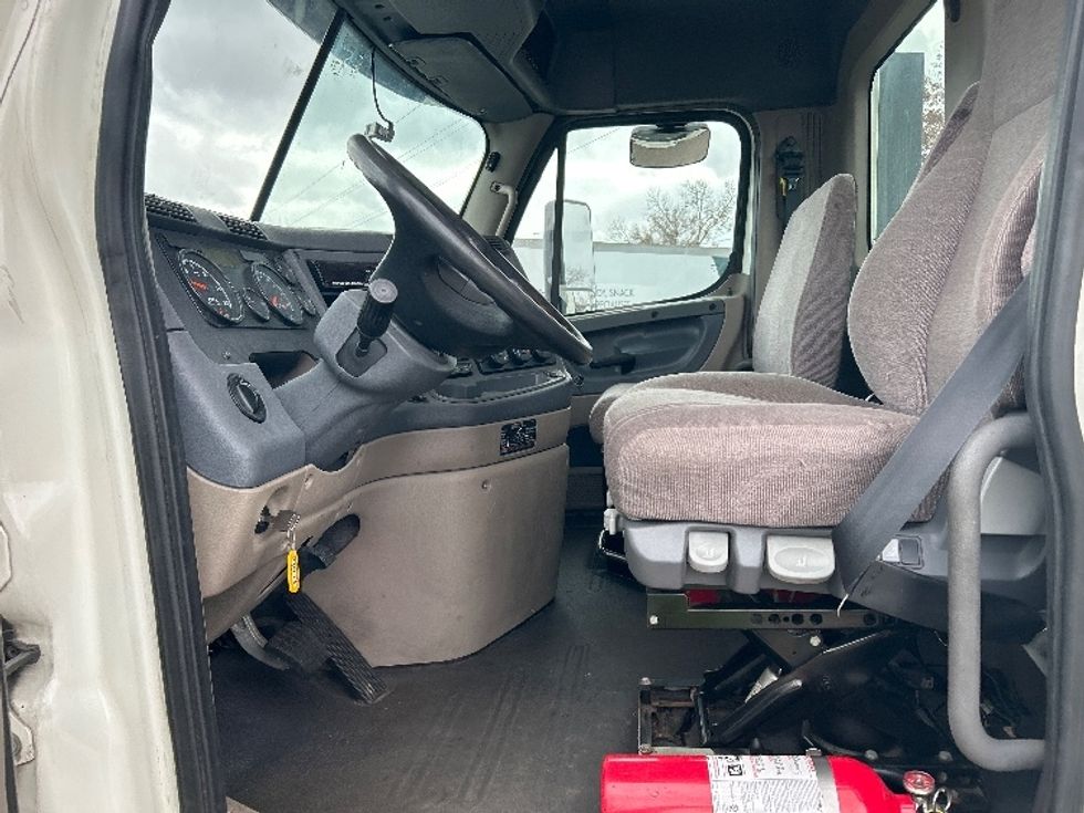 Day Cab Tractor-Heavy Duty Tractors-Freightliner-2019-Cascadia 12564ST-Romulus-MI-394,642\n\t\tmiles-$ 38,250 - Image 9