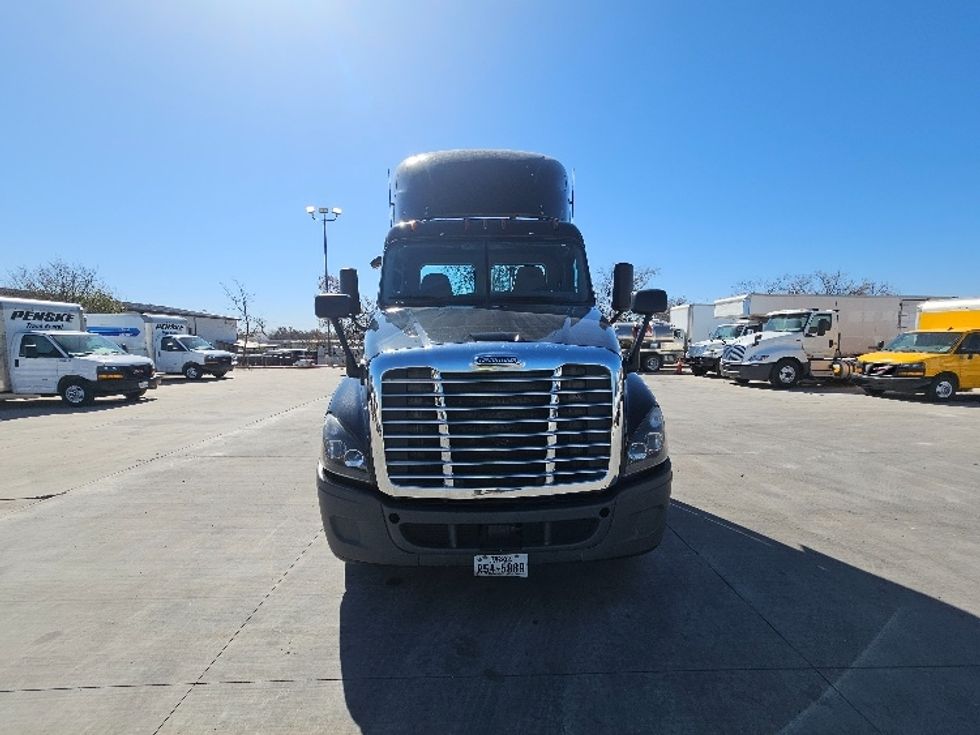 Day Cab Tractor-Heavy Duty Tractors-Freightliner-2019-Cascadia 12564ST-Round Rock-TX-379,117\n\t\tmiles-$ 48,250 - Image 2