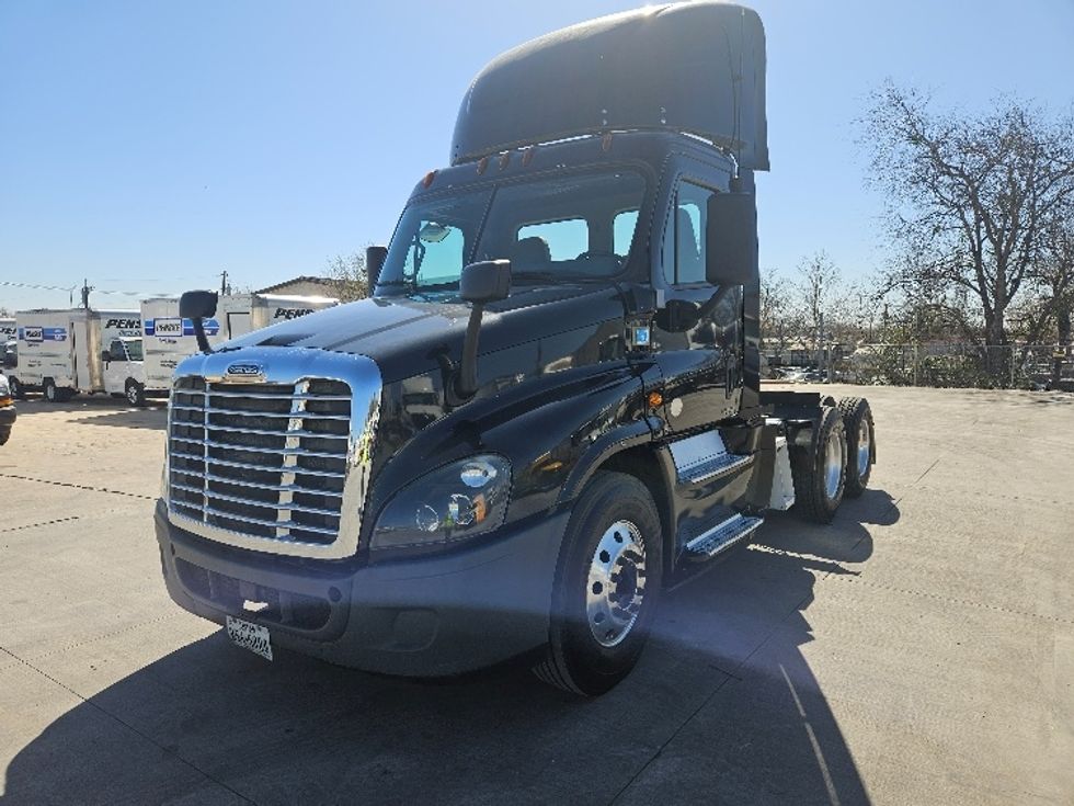 Day Cab Tractor-Heavy Duty Tractors-Freightliner-2019-Cascadia 12564ST-Round Rock-TX-379,117\n\t\tmiles-$ 48,250 - Image 3