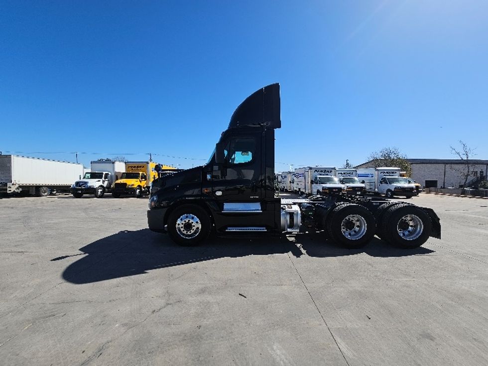 Day Cab Tractor-Heavy Duty Tractors-Freightliner-2019-Cascadia 12564ST-Round Rock-TX-379,117\n\t\tmiles-$ 48,250 - Image 4