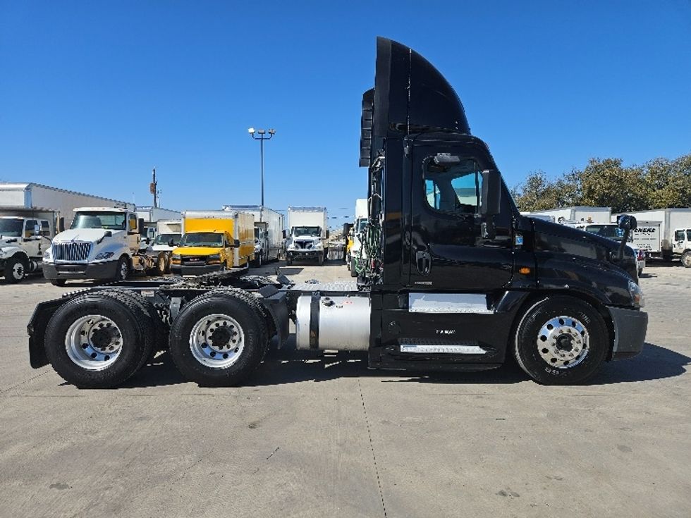 Day Cab Tractor-Heavy Duty Tractors-Freightliner-2019-Cascadia 12564ST-Round Rock-TX-379,117\n\t\tmiles-$ 48,250 - Image 8
