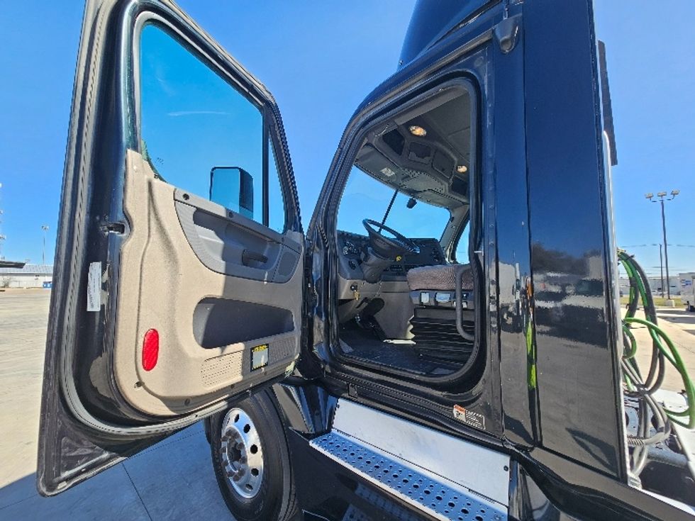 Day Cab Tractor-Heavy Duty Tractors-Freightliner-2019-Cascadia 12564ST-Round Rock-TX-379,117\n\t\tmiles-$ 48,250 - Image 9