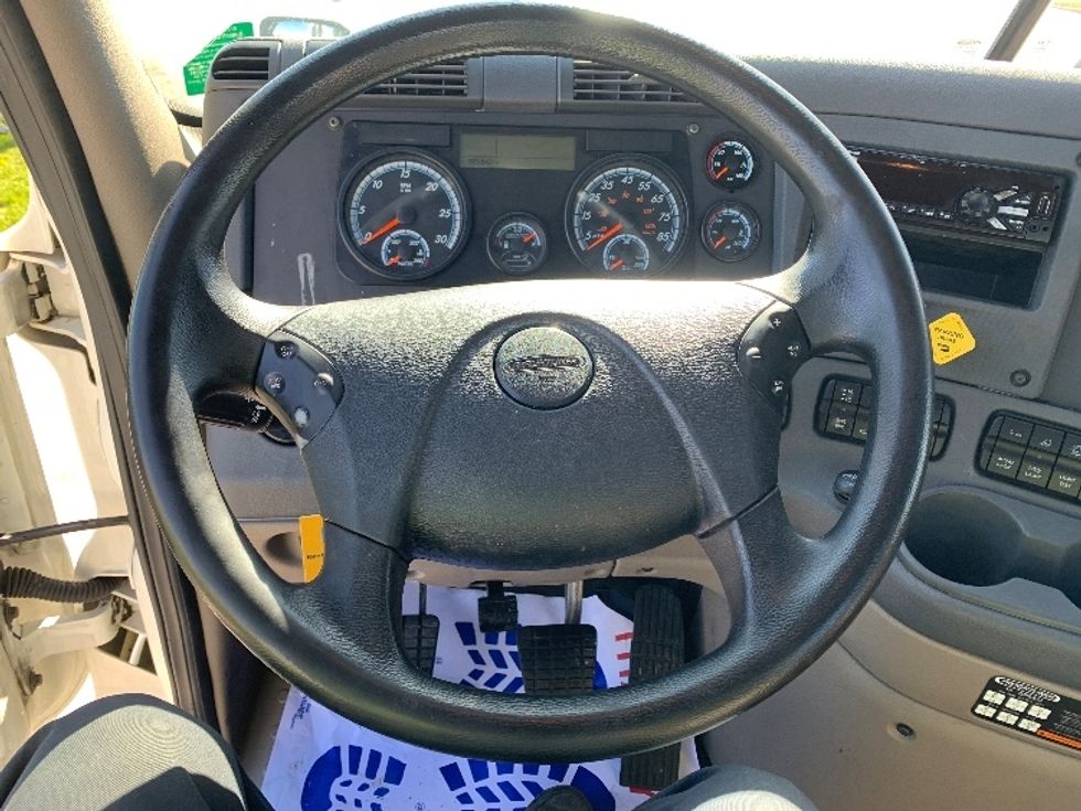 Day Cab Tractor-Heavy Duty Tractors-Freightliner-2019-Cascadia 12564ST-Saginaw-MI-333,643\n\t\tmiles-$ 51,000 - Image 11