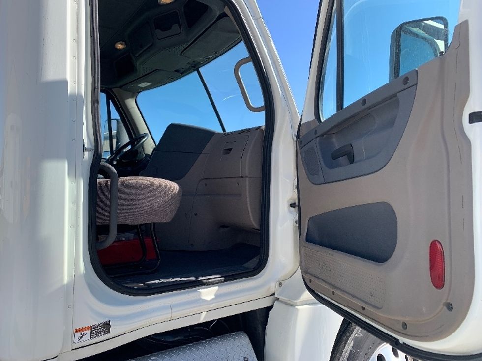 Day Cab Tractor-Heavy Duty Tractors-Freightliner-2019-Cascadia 12564ST-Saginaw-MI-333,643\n\t\tmiles-$ 51,000 - Image 12