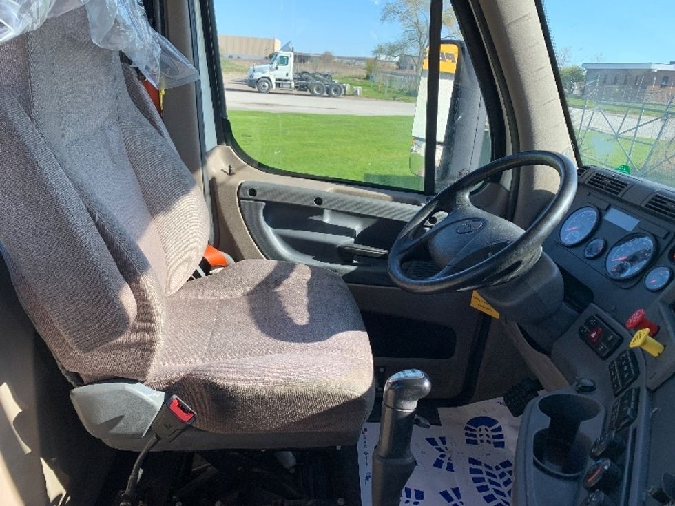 Day Cab Tractor-Heavy Duty Tractors-Freightliner-2019-Cascadia 12564ST-Saginaw-MI-333,643\n\t\tmiles-$ 51,000 - Image 14