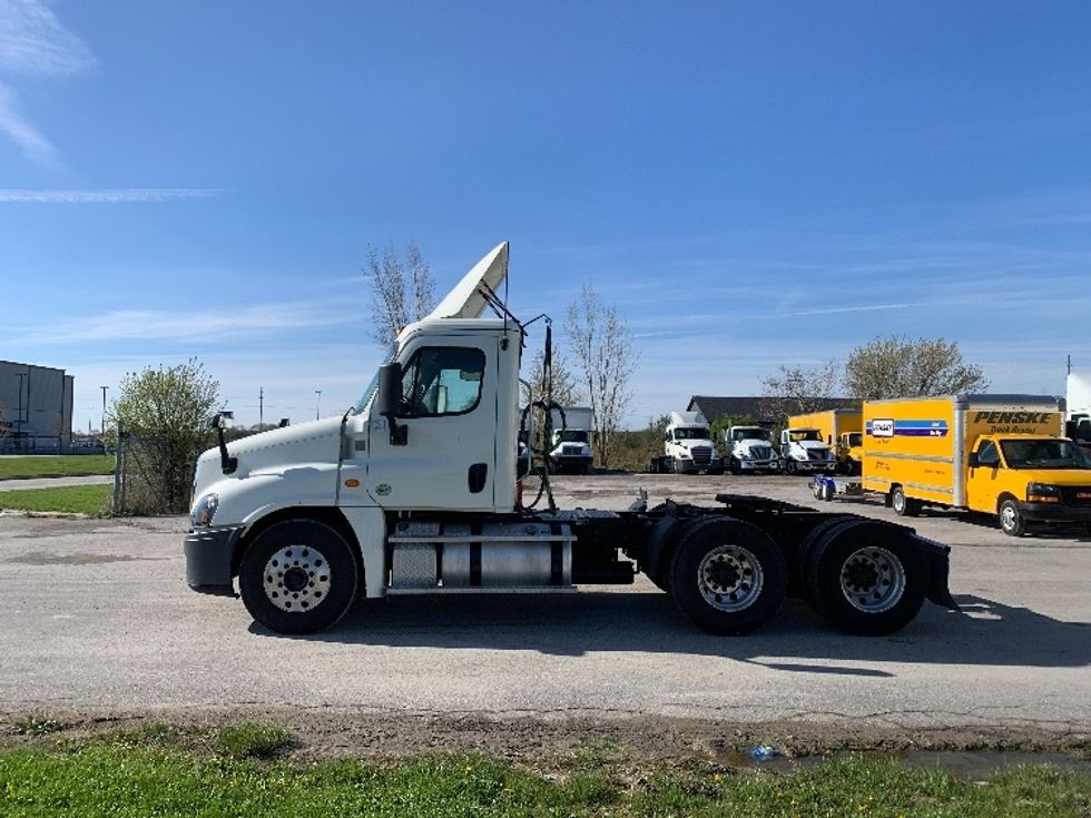 Day Cab Tractor-Heavy Duty Tractors-Freightliner-2019-Cascadia 12564ST-Saginaw-MI-333,643\n\t\tmiles-$ 51,000 - Image 4