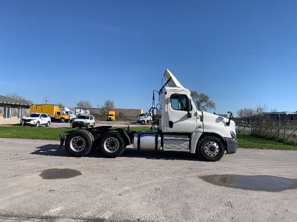 Day Cab Tractor-Heavy Duty Tractors-Freightliner-2019-Cascadia 12564ST-Saginaw-MI-333,643\n\t\tmiles-$ 51,000 - Image 8